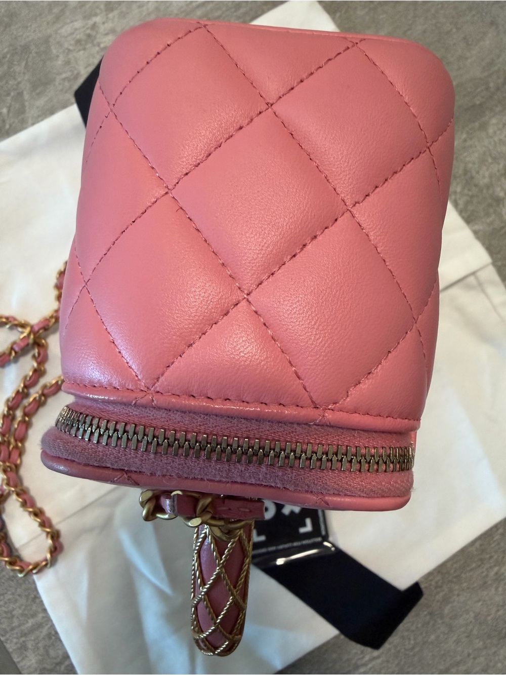 Lambskin Quilted Metal Twist Small Top Handle Vanity Case With Chain Pink. - Picture 4 of 8